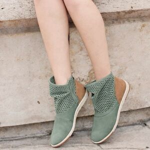 Emu Australia Numerals Sea Green Suede Ankle Boots NWOB Size 7